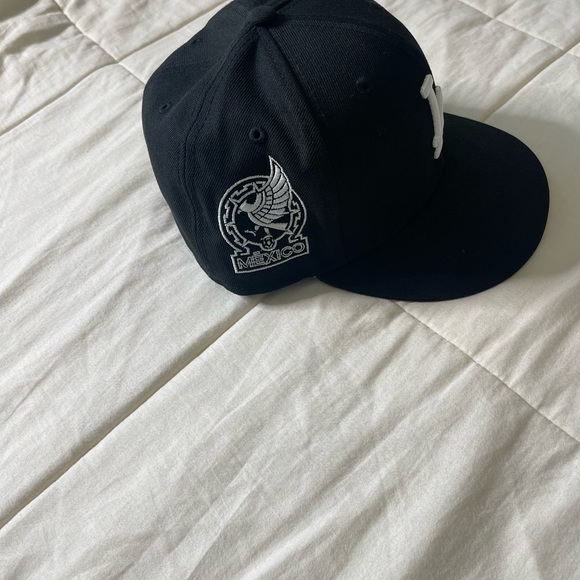 LA hat - Picture 2 of 4